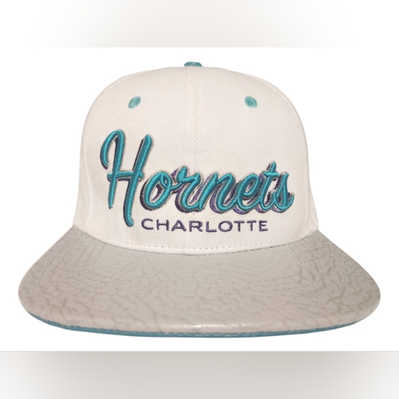 Charlotte Hornets Strapback Cap White With Leather Visor Pro Standard NBA - Picture 1 of 12